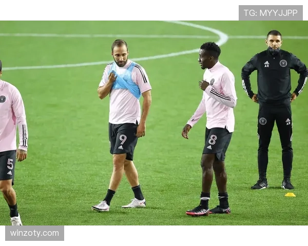 帕利尼亚与卡塞米罗的拦截能力对比：新生代防守效率 vs 老将经验优势