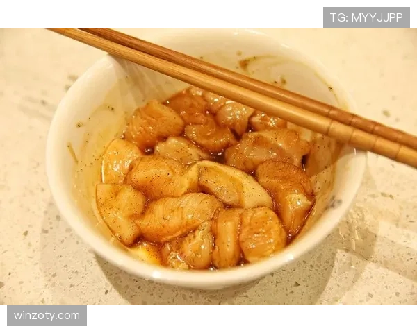 覃海洋家的冰箱里只有鸡胸肉和水，连瓶可乐都找不到